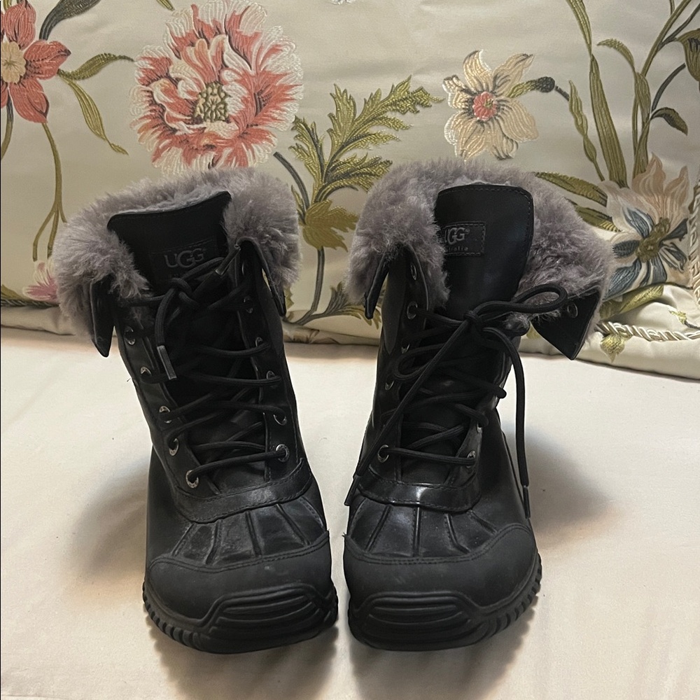 UGG Women's Black and Gray Winter Boots